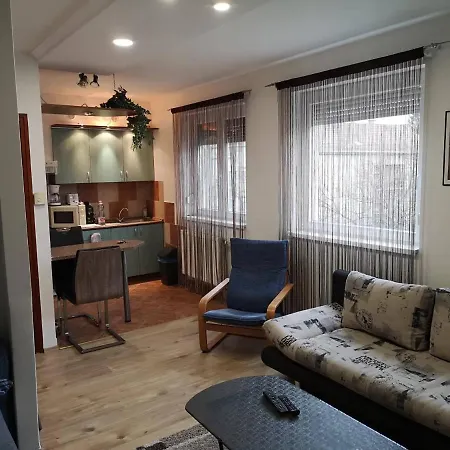 Kuhrner Apartman 11a *